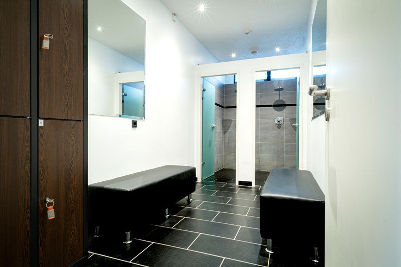 Umkleiden mit Duschen